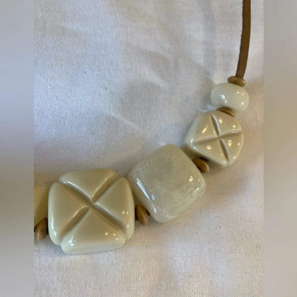 Carved Lucite Vintage Necklace Leather Cord Brown - Picture 5 of 7